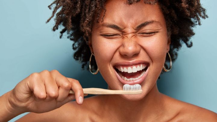 Entérate de cuál es la razón por la que deberías lavarte los dientes antes de limpiar tu rostro