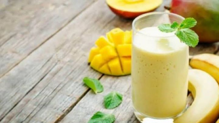 Aprovecha la temporada de mango para hacer una refrescante agua con plátano y olvidarte del calor