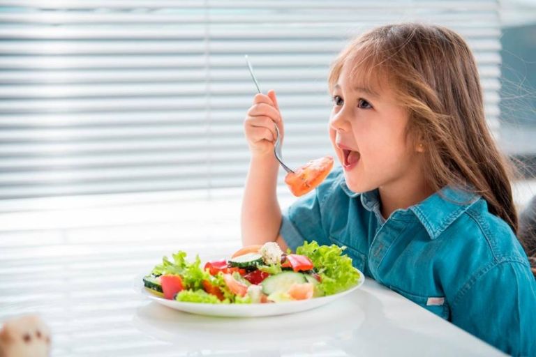 Cómo hacer que tus hijos coman saludable