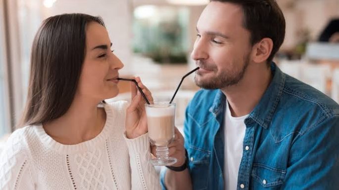 Tomar bebidas con popotes sería perjudicial para tu juventud; aquí te decimos el porqué