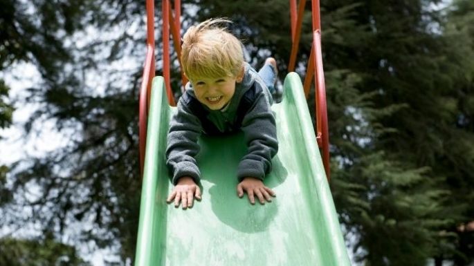 Juego al aire libre: Sigue estos tips de padres primerizos para proteger a los niños de lesiones