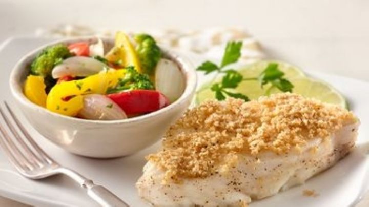 Aprende a preparar salmón con costra de verduras; tus invitados quedarán fascinados con el sabor