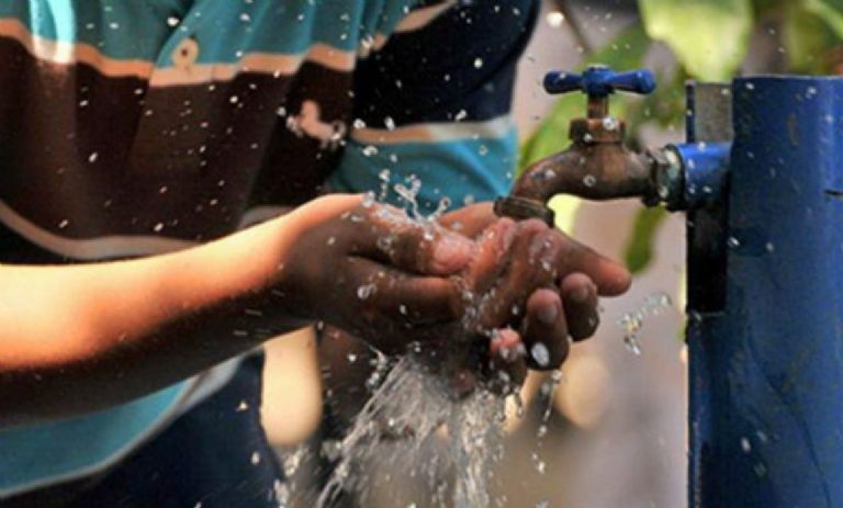 Por qué se avienta agua en Sábado de Gloria