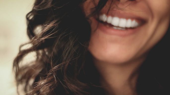 Dientes más blancos con poco dinero; consigue una sonrisa perfecta con enjuague de aceite de coco