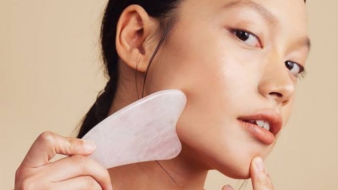 Reduce la papada en 15 minutos con la piedra Gua Sha; practica estos 3 masajes con ella