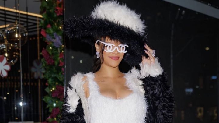 En total 'look' de Chanel, Rihanna presume su 'baby bump' antes de desfilar en el Met Gala