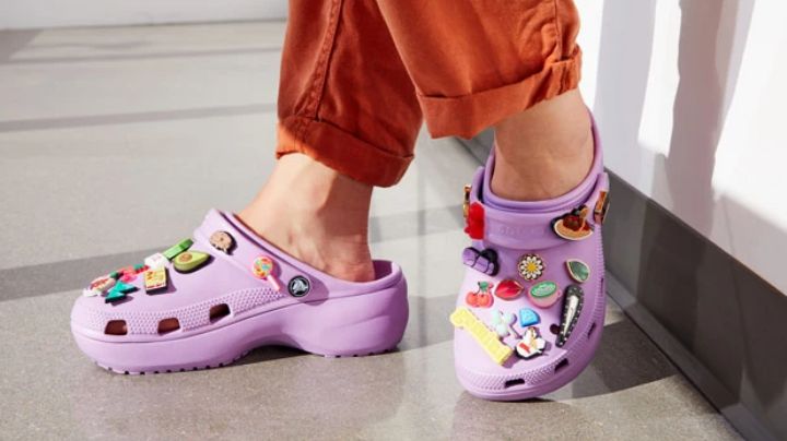 ¿Cómo limpiar mis crocs? Te contamos cómo quitarles las manchas y el mal olor en un instante