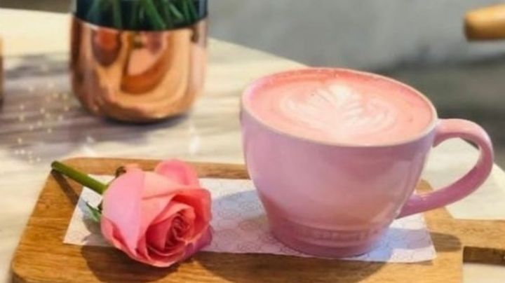 'Pink latte': Receta para preparar esta deliciosa bebida rosa y hacer tu desayuno más aesthetic