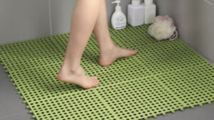 Limpia la alfombrilla del baño: Con estos consejos puedes desinfectarla y quitarle el moho