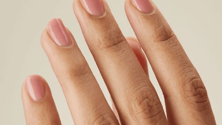 'Strawberry Milk Nails': La tendencia de uñas minimalista en primavera de 2023 se ve tan romántica