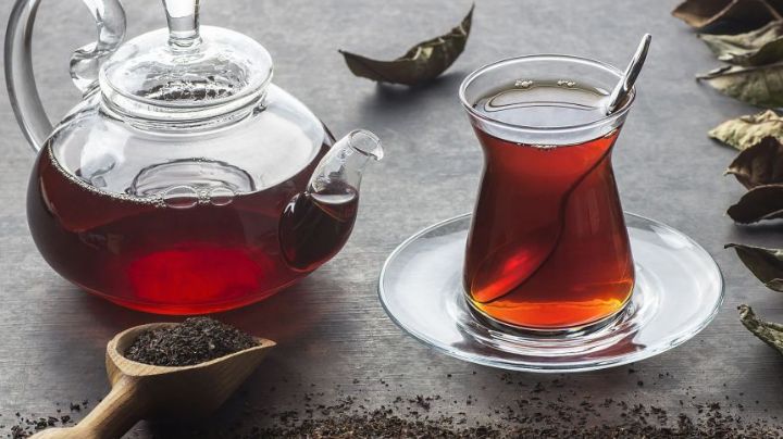 Usa el té negro para limpiar las ventanas; elimina todo el polvo y restos difíciles de grasa