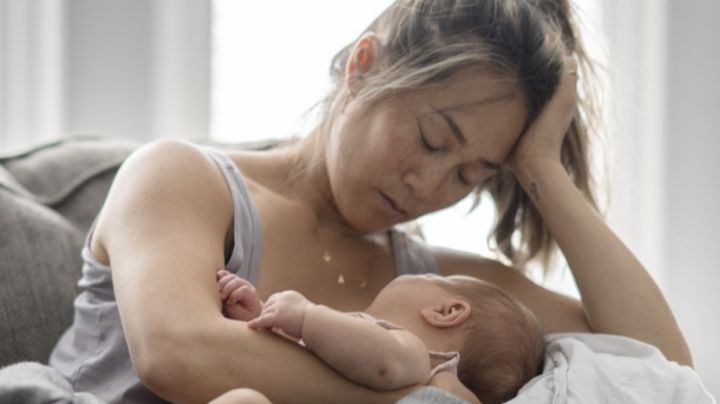 5 maneras en las que puedes ayudar a una mamá que está agotada por 'burnout' de maternidad