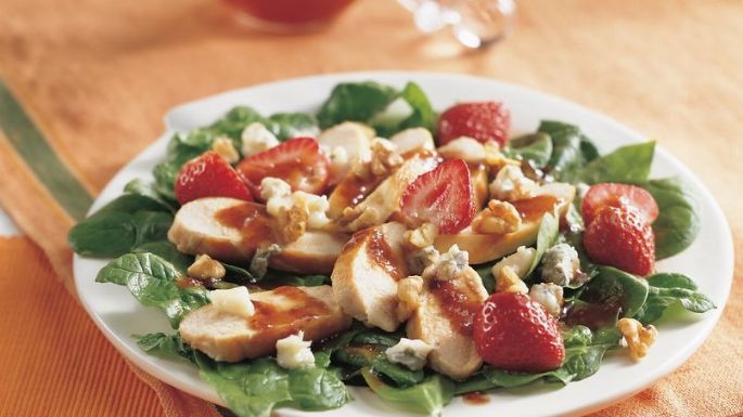 ¿No sabes qué hacer de comer? Prueba esta ensalada fresca de fresas con trocitos de pollo