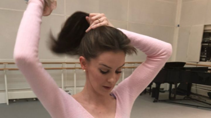 'Ballerina Bun' es el peinado recogido más hermoso para el verano; es así de fácil lograr el 'look'