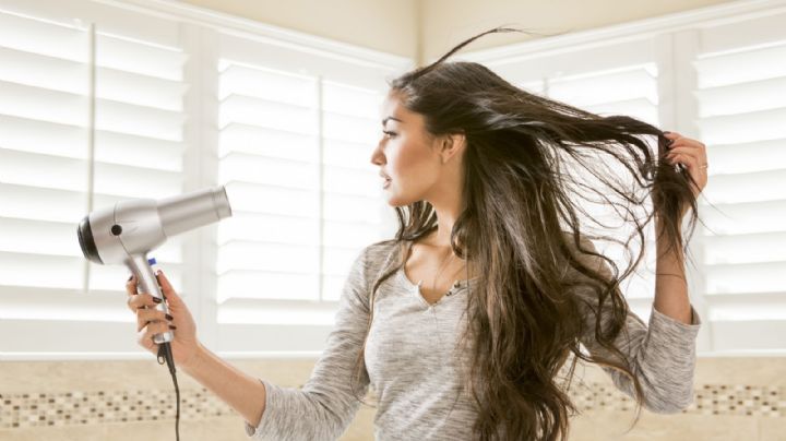 ¿Secar el cabello al aire o con secador? Estudio revela qué es mejor y no esperábamos esta respuesta