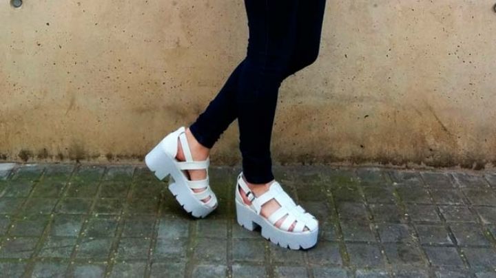 Las sandalias blancas son la pieza clave de la moda para el verano; lee aquí cómo combinarlas