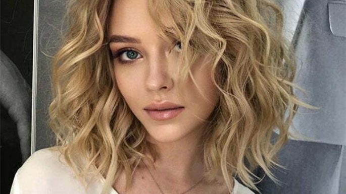 'Curly lob': Muestra tu cabello rizado con este corte de cabello juvenil; aporta densidad y textura