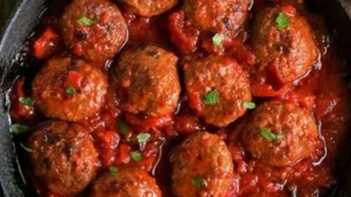 Jugosas albóndigas en salsa de tomate; con esta receta puedes disfrutar el sabor de la perfección