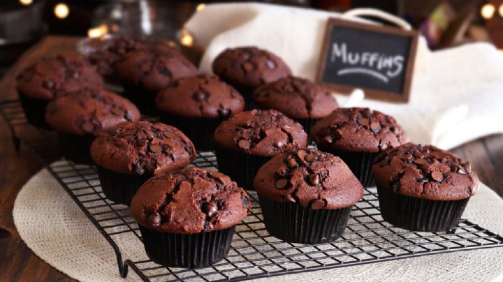 Receta de 'muffins' de chocolate; prepara este delicioso y esponjoso postre en menos de 15 minutos