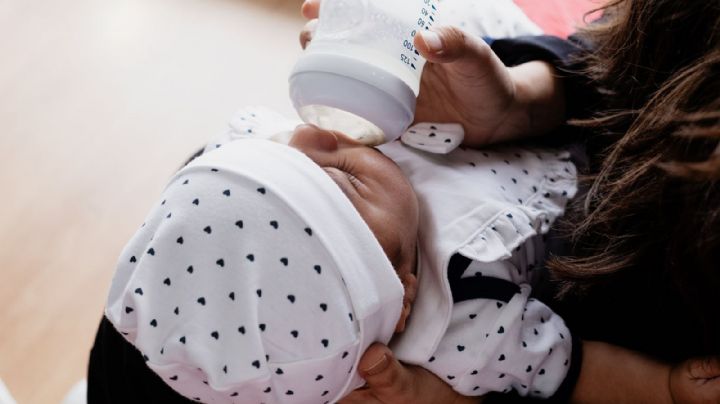 He aquí por qué no es recomendable darle agua a tu bebé; lo explica una doctora en TikTok