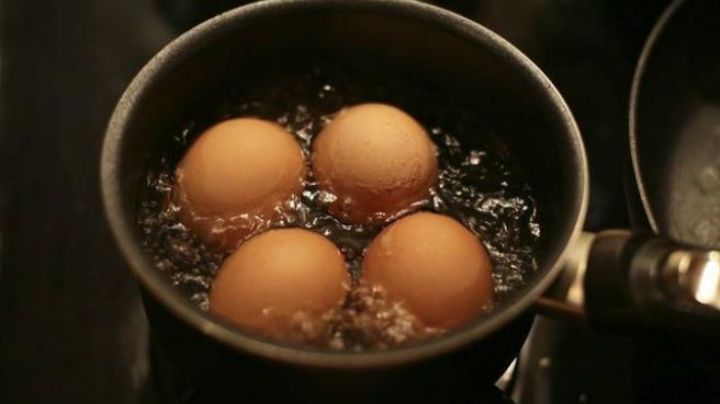 ¡No la tires! El agua de cocción de huevos tiene una función secreta que te dejará sorprendida