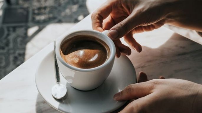 Te revelamos cómo utilizar el café para revivir tu cabello; si está opaco, necesitas usarlo