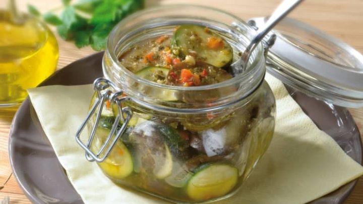 Receta para preparar calabacines marinados; sírvelos en aperitivos o para acompañar ensaladas