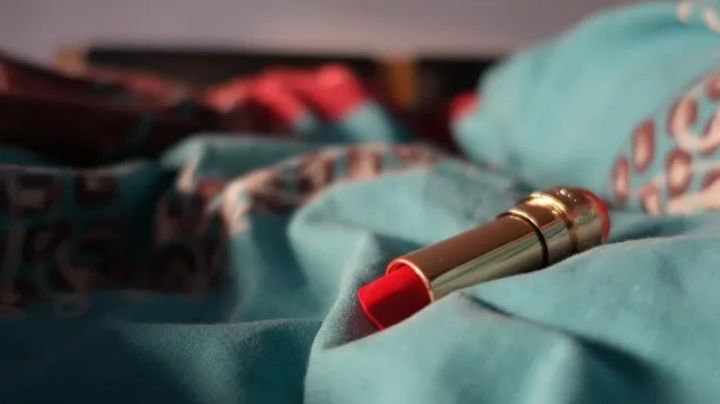 Descubre qué tono de lápiz labial combina mejor según el color de tu ropa; haz apuestas seguras
