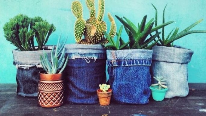 Original tutorial para reciclar los jeans viejos y convertirlos en unas macetas para tu jardín