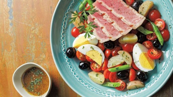 Sabrosas receta de ensalada Nicoise con atún; sírvela para sentirte fresca durante el verano