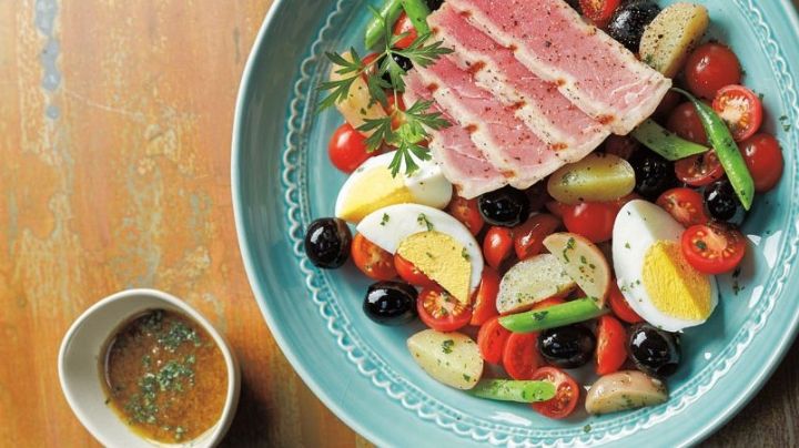 Sabrosas receta de ensalada Nicoise con atún; sírvela para sentirte fresca durante el verano
