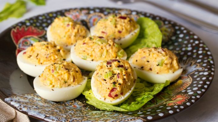 Prueba estos deliciosos huevos rellenos; te fascinará su textura cremosa y su sabor exquisito