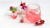 Así es como puedes usar el agua de rosas en tu rutina de 'skincare' para nutrir y suavizar tu piel