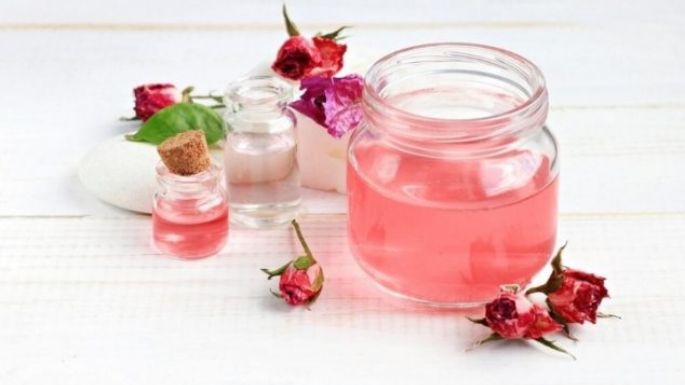 Así es como puedes usar el agua de rosas en tu rutina de 'skincare' para nutrir y suavizar tu piel