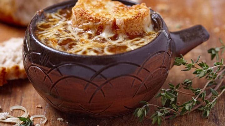Prueba una receta típica de Francia; te compartimos el paso a paso para preparar sopa de cebolla