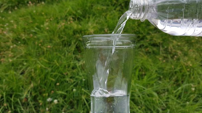 ¿Tomaste tus 2 litros de agua? Descubre por qué es importante estar hidratada en esta onda de calor