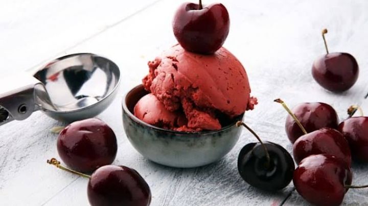 Consiéntete con un cremoso helado de cereza en verano; para prepararlo solo necesitas 6 ingredientes