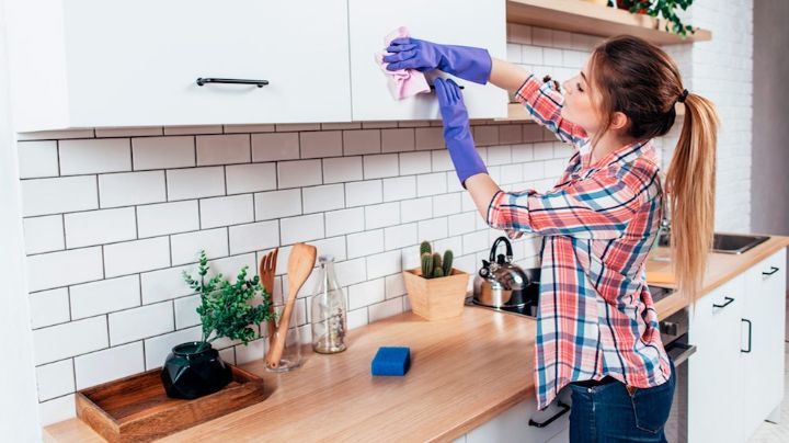 Evita estropear los muebles de tu cocina al limpiarlos; sigue estas 3 medidas preventivas