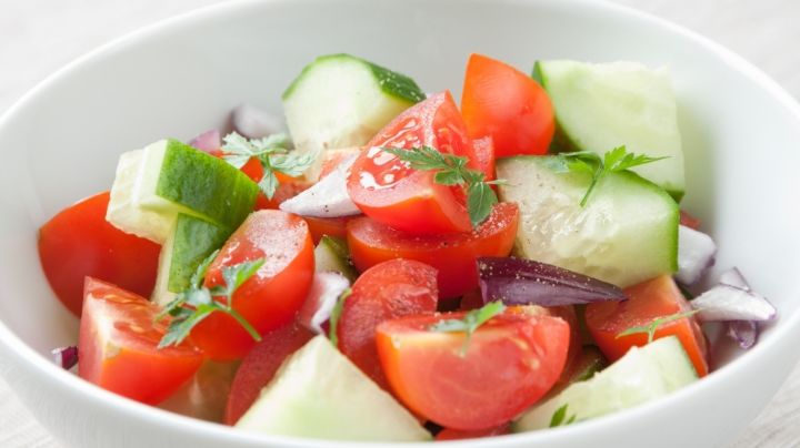 Receta de ensalada con pepino y jitomate; su sabor te refrescará y proporcionará vitaminas
