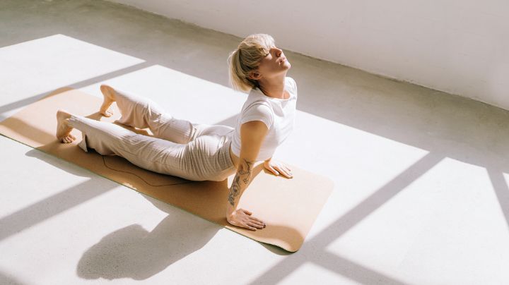 3 posturas de yoga sencillas para principiantes; te adelgazan y tonifican todo tu cuerpo