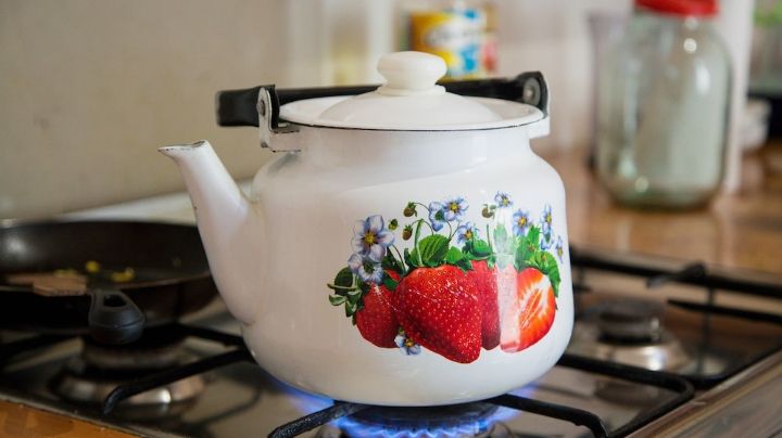 Elimina las marcas persistentes de té de tu tetera con estos sencillos consejos de limpieza