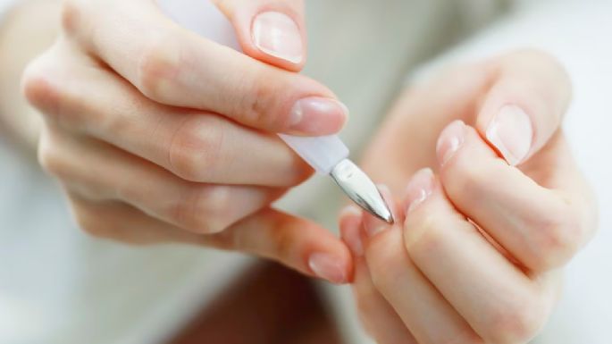 'Nail slugging': La técnica de manicura para tratar de eliminar las uñas blandas y quebradizas