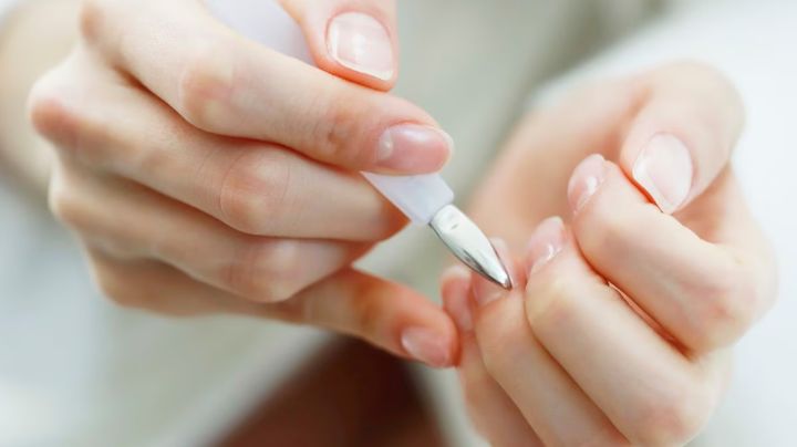 'Nail slugging': La técnica de manicura para tratar de eliminar las uñas blandas y quebradizas