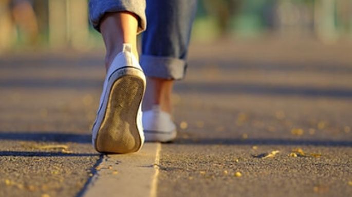 Este es el tiempo exacto que necesitas caminar para dormir bien por la noche; te sorprenderá