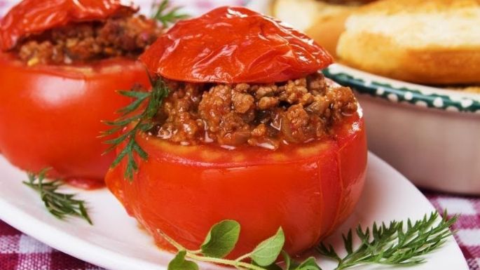 Prueba esta receta de jitomates rellenos de carne; prueba algo distinto en tu día a día