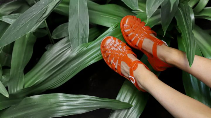 Zapatos de gelatina: Conoce el nuevo calzado en tendencia que te transportará a tu infancia