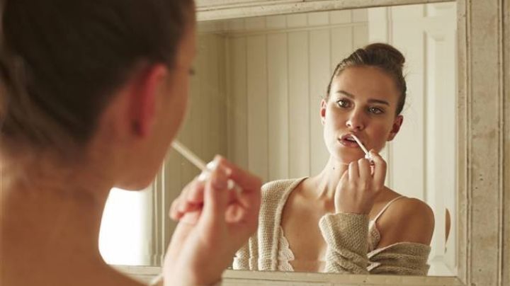 Salva tu ropa de manchas de maquillaje; te decimos cómo eliminar la suciedad de base y de labial