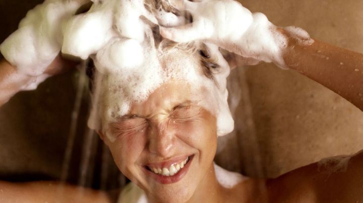 Desintoxicación del cuero cabelludo: Guía para destapar los poros y quitar la suciedad acumulada