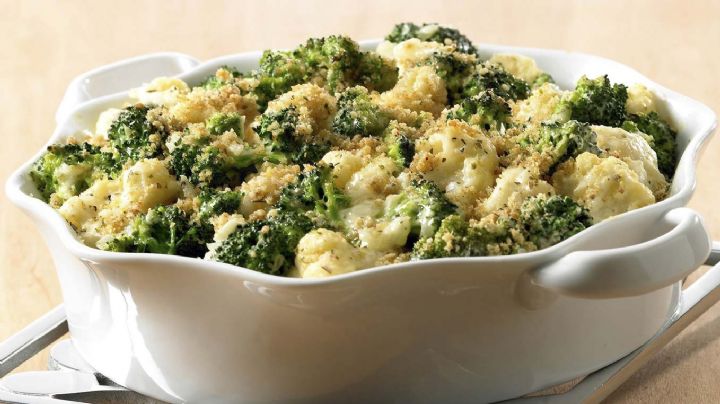 Receta de cacerola de brócoli con queso; solo mete la preparación al horno y tienes la cena lista