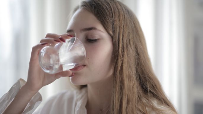 Descubre cuáles son los beneficios de beber agua tibia por la mañana; empieza este buen hábito